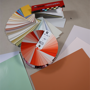 Farbfächer sind ein wichtiges Arbeitsmaterial bei der Farbberatung. Foto: Joachim Propfe