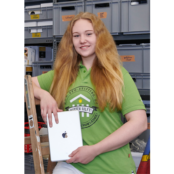 Lina Lechner aus Hamburg erhielt 2020 ein neues iPad. Foto: Sto-Stiftung