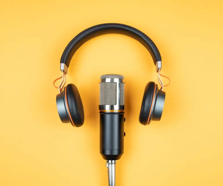 Mikrofon und Kopfhörer für einen Podcast