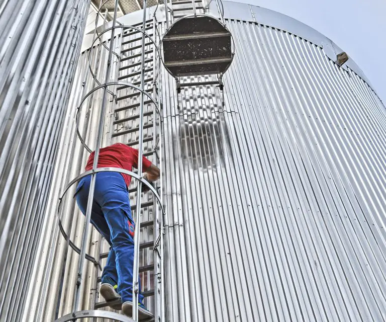 Mitarbeiter eine französischen Großbrauerei steigt über eine ortsfeste Leitern auf ein Silo