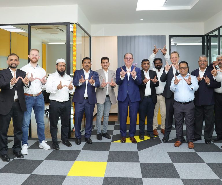 Das mit den Händen geformte W zeigt die Begeisterung der Mitarbeitenden vor Ort über die Eröffnung der neuen WAGNER-Niederlassung J. Wagner India Pvt. Ltd. in Pune, Indien