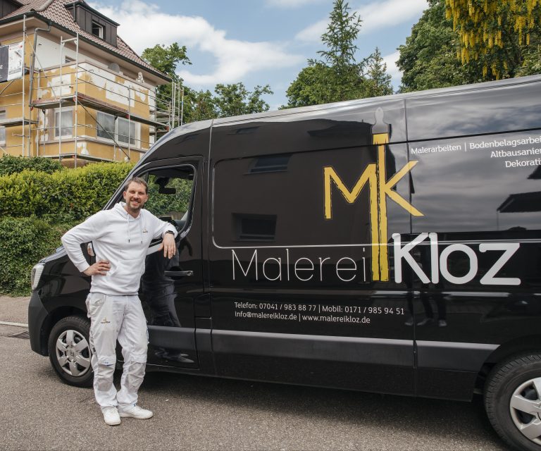 Malermeister Matthias Klotz vor seinem schwarzen Firmentransporter an einer aktuellen Baustelle
